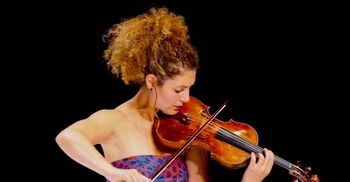 Biliana Voutchkova, Violine spielend